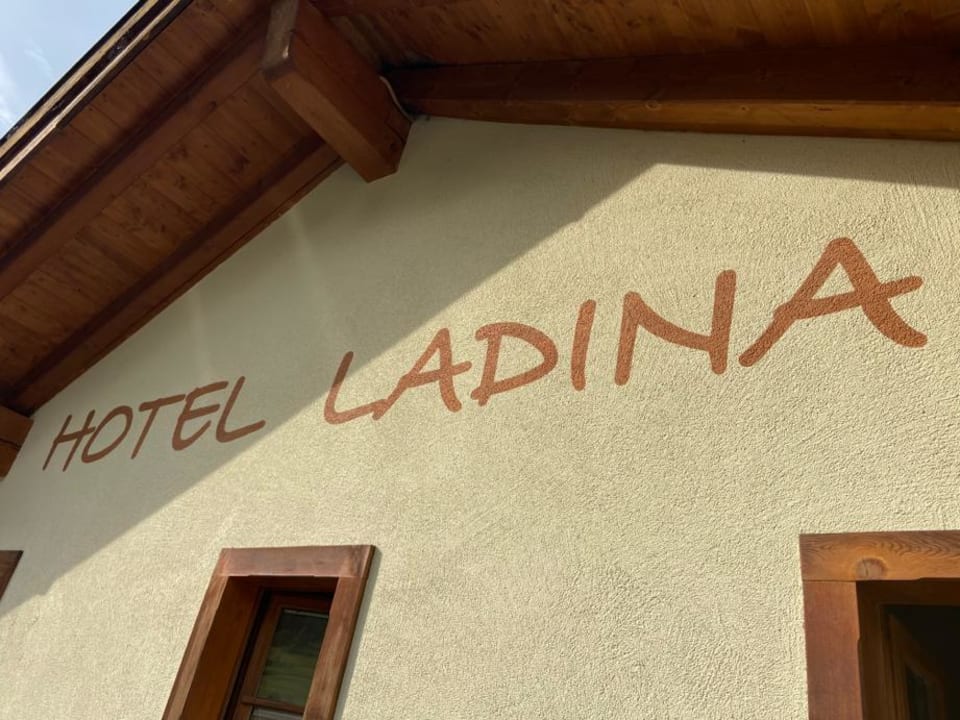Außenansicht Hotel Ladina