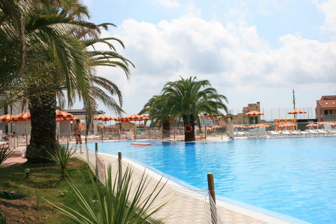Poolanlage ist OK Ai Pozzi Village Hotel & Resort
