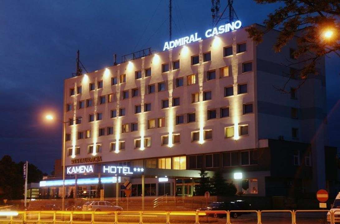 Budynek hotelu nocą Hotel Kamena
