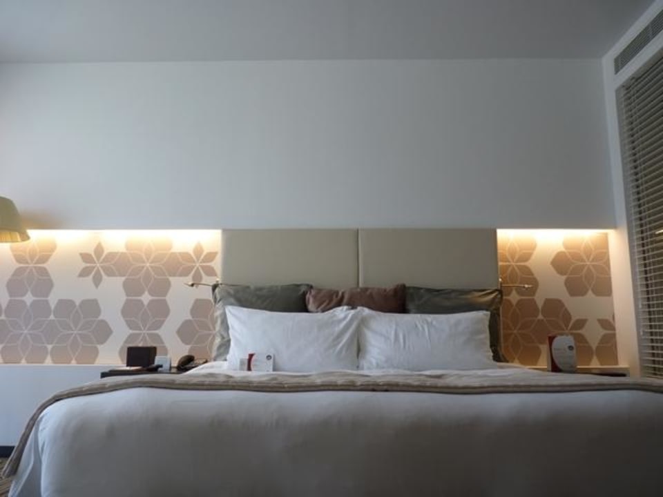 Großes Bett mit vielen Kissen Crowne Plaza Hotel Yas Island