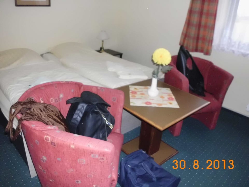 Kleiner Tisch und zwei Sessel Hotel Lindenkrug