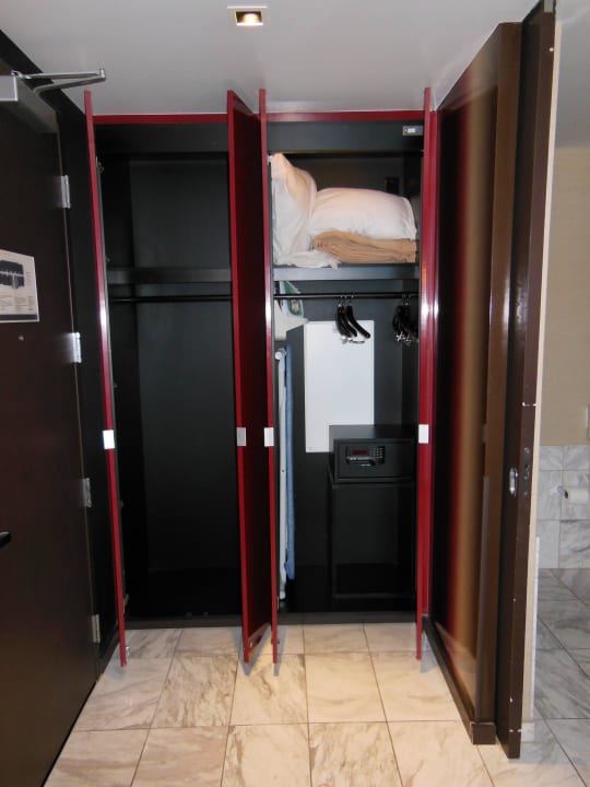 Schrank Hotel Palms Place