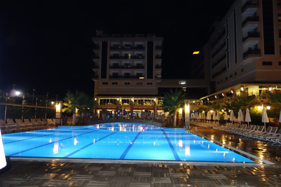 Pool bei Nacht Dizalya Palm Garden