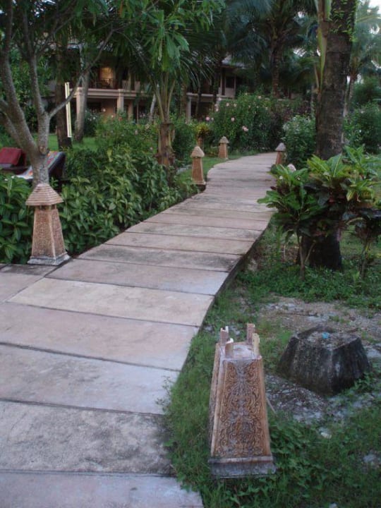 Weg durch die Anlage The Andamania Beach Resort & Spa