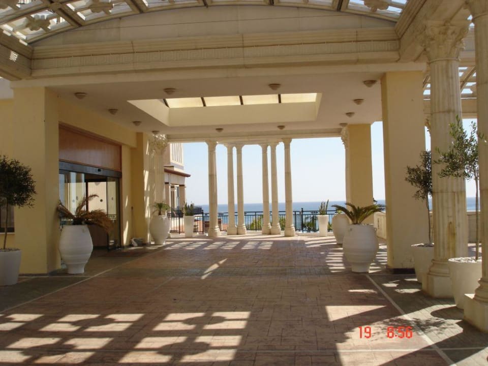 Eingang Constantinos The Great Beach Hotel