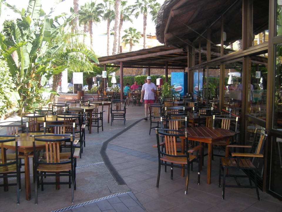 Blick auf den Außenbereich der Poolbar Landmar Playa La Arena
