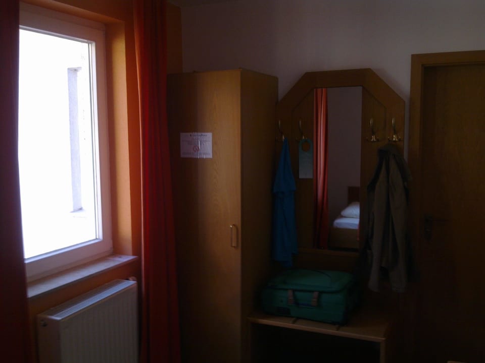 Es gibt 2 Fenster (im Bild nur eines) Hotel Klosterpost