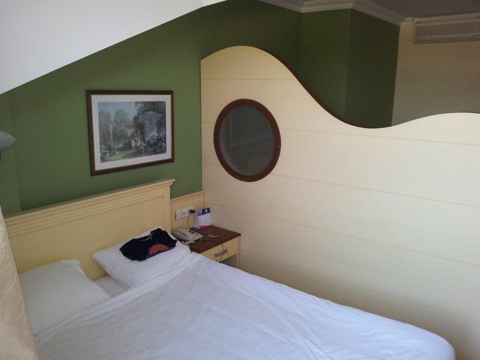 Ehebett und Trennwand zu den Kinderbetten Hane Family Resort