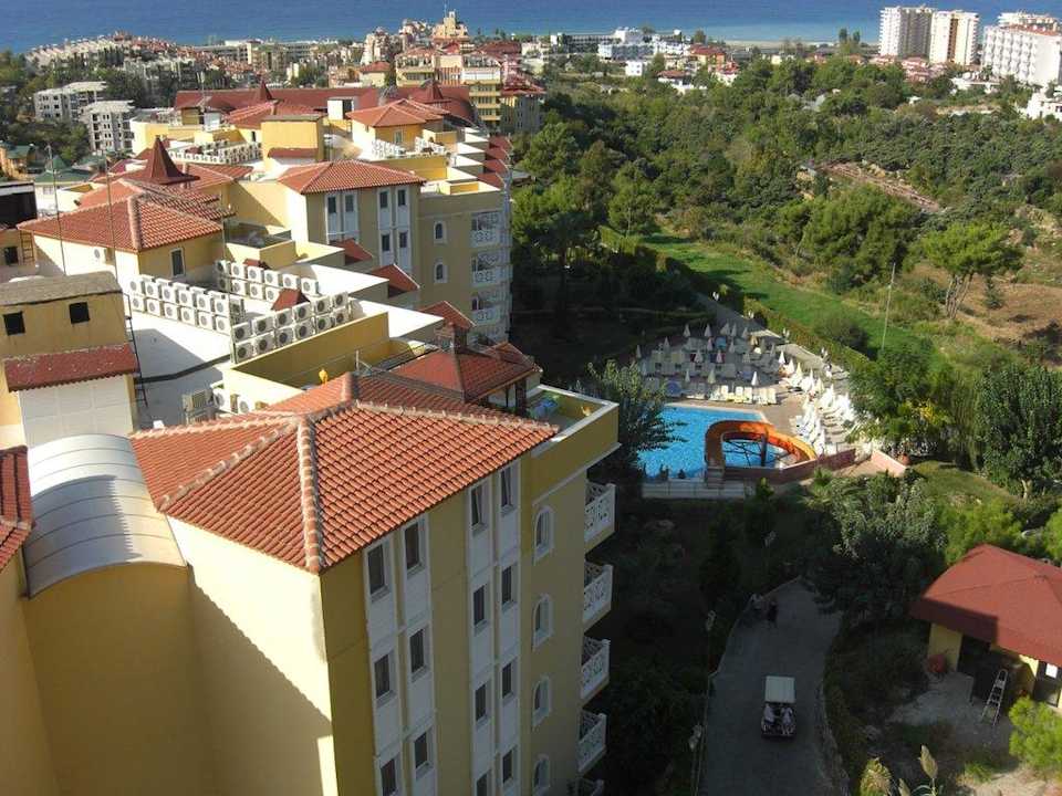 Aussicht vom Dach des letzten Nebengebäudes Larina Resort Spa & Hotel