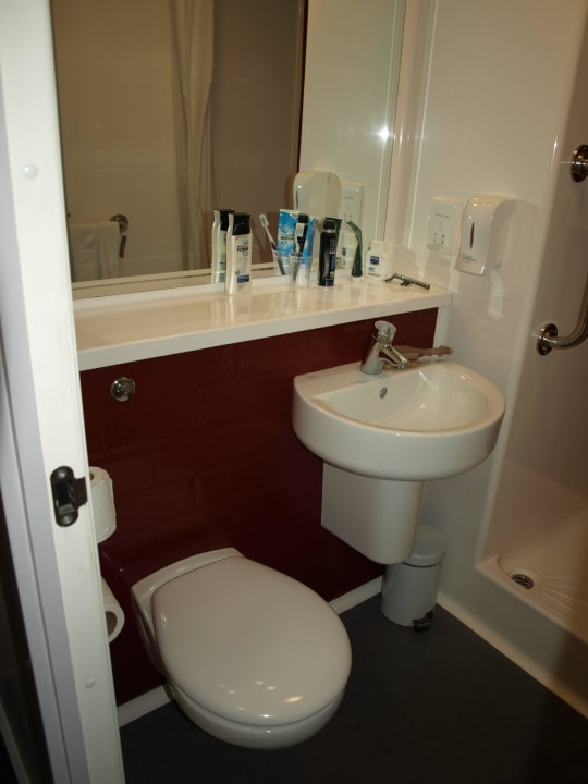 Toilette und Waschtisch Travelodge London Stratford
