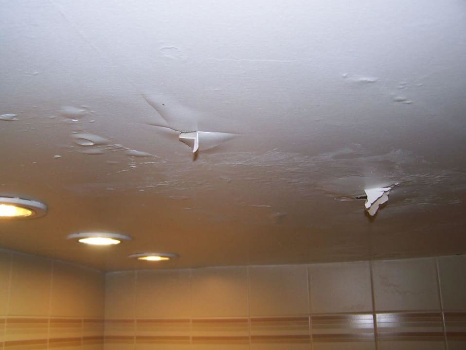 Decke im Bad Aparthotel Houm Plaza Son Rigo