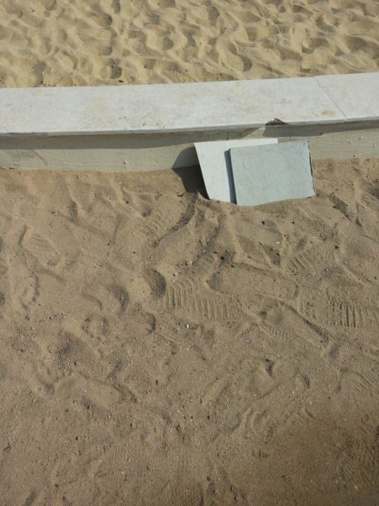 Spitze kaputte fliesen liegen überall rum Cleopatra Luxury Resort Makadi Bay