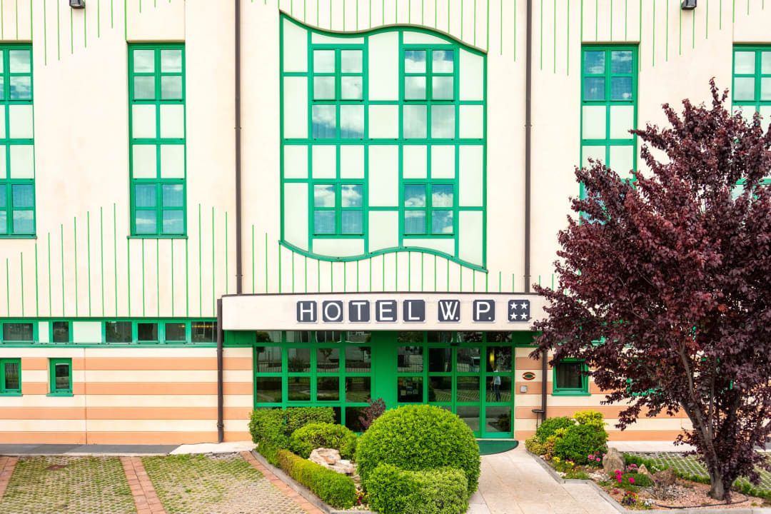 Außenansicht West Point Airport Hotel