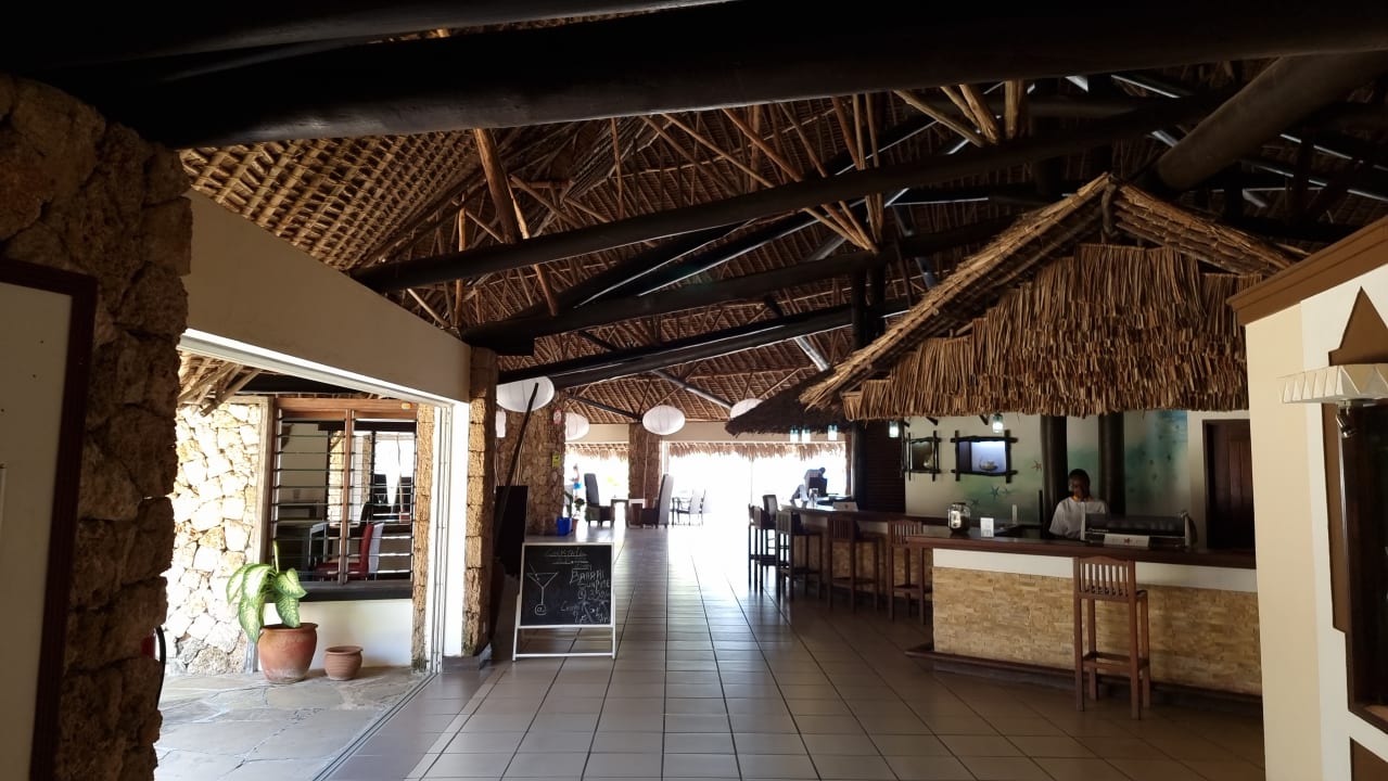 Lobby Bahari Beach Hotel