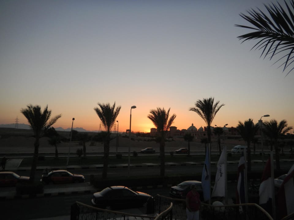 Sonnenuntergang beim Hoteleingang Pickalbatros Palace Resort