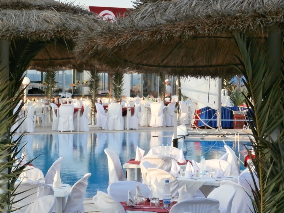 Tunesischer Nationalfeiertag: Essen am Pool Calimera Yati Beach