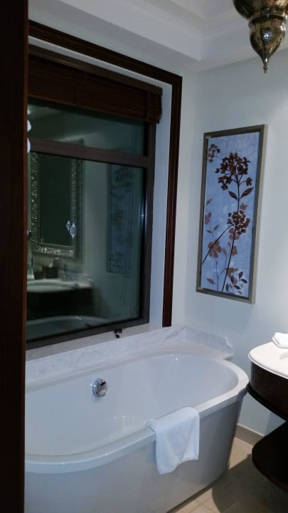 Badewanne vorm Fenster Ajman Saray, a Luxury Collection Resort