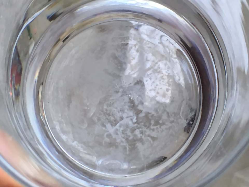 Einladendes Glas zum Zähneputzen, am Tag des Anreise D'Chandrasti Bali Villas Batu Belig