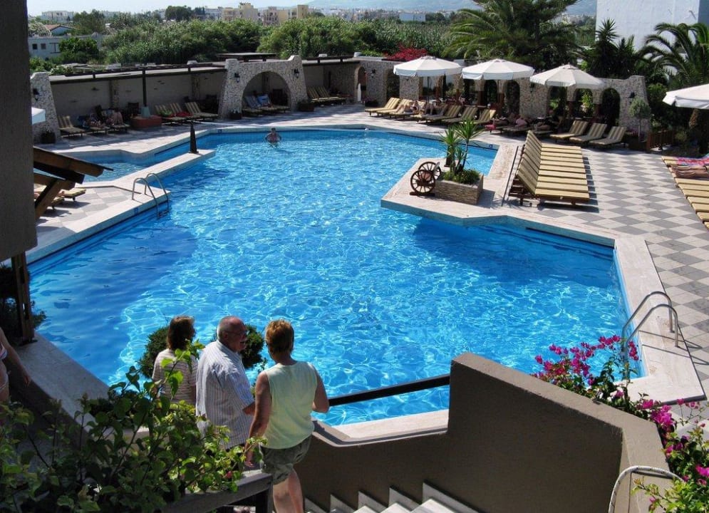 Von der Speiseterrasse zum Pool Gaia Garden Hotel