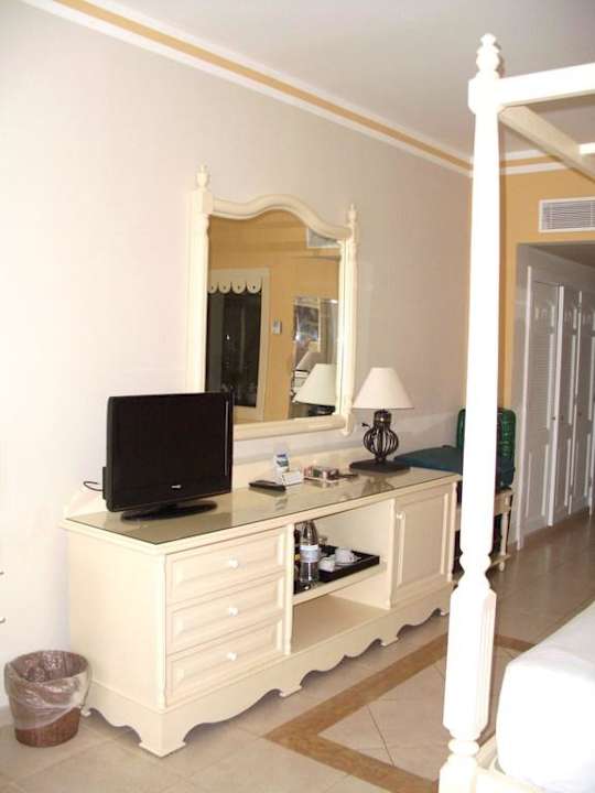 Ablage/Fernseher/Minibar Bahia Principe Luxury Esmeralda