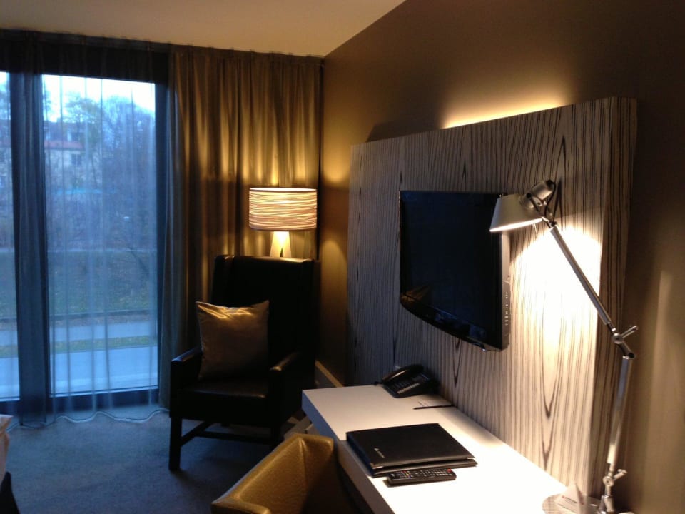 Großzügiger Schreibtisch mit Flat-TV DoubleTree by Hilton Vienna Schonbrunn