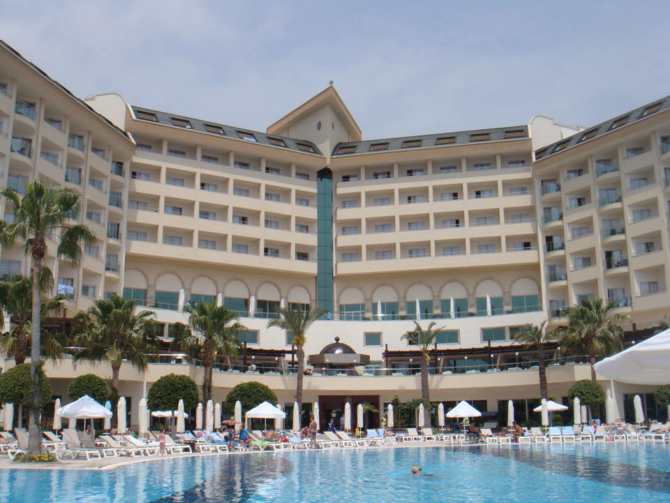 Pool im Hintergrund das Hotel Saphir Resort & Spa