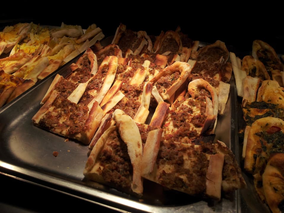 Türkische Pizzaschiffchen IC Hotels Green Palace