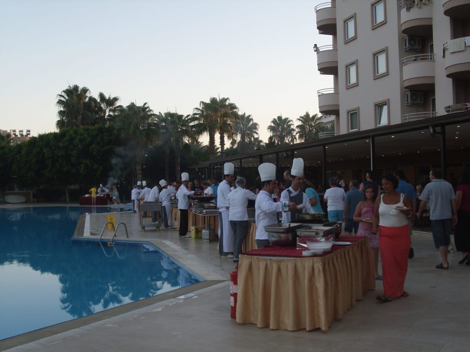 1. mal die Woche Buffet am Pool Hotel Royal Garden Beach