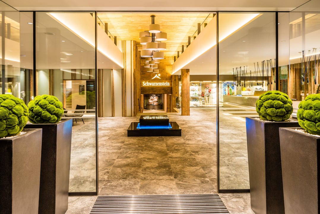 Neuer Hoteleingang - Lichtdurchflutet mit Lounge Hotel Schwarzenstein