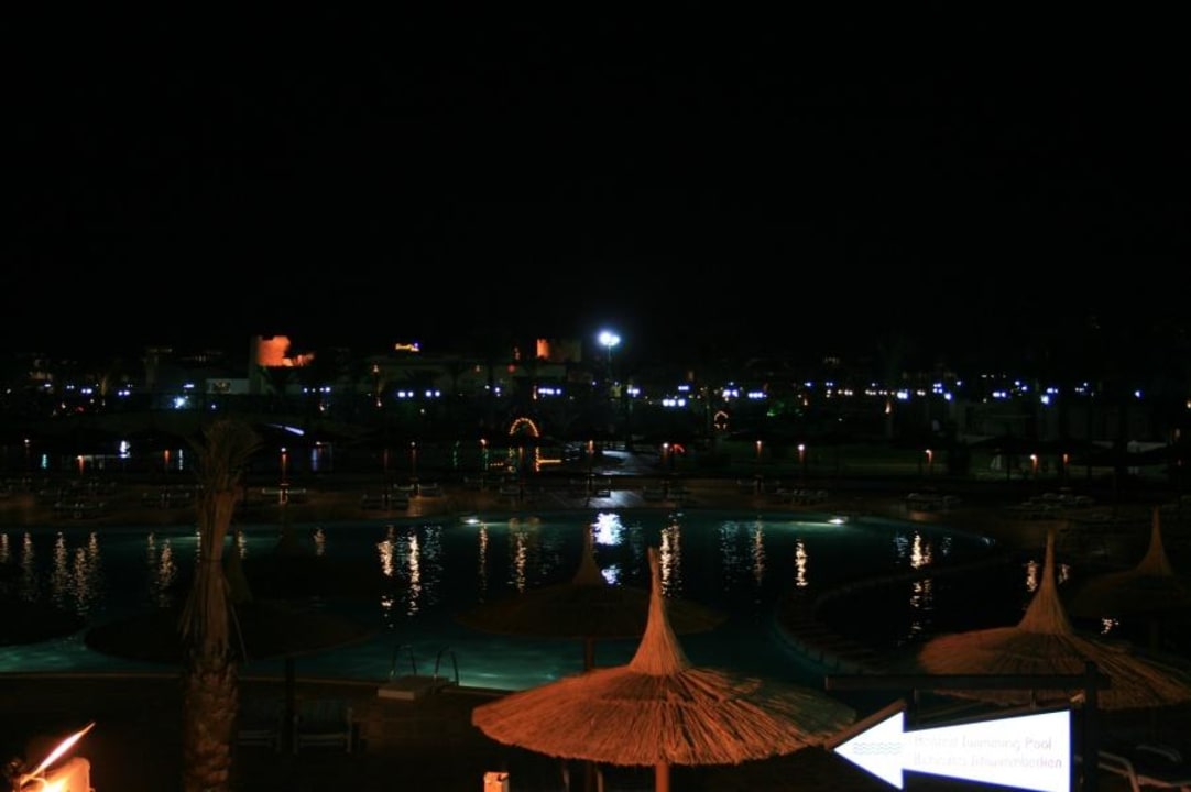 Hotelanlage im dunkeln Pickalbatros Dana Beach Resort - Hurghada