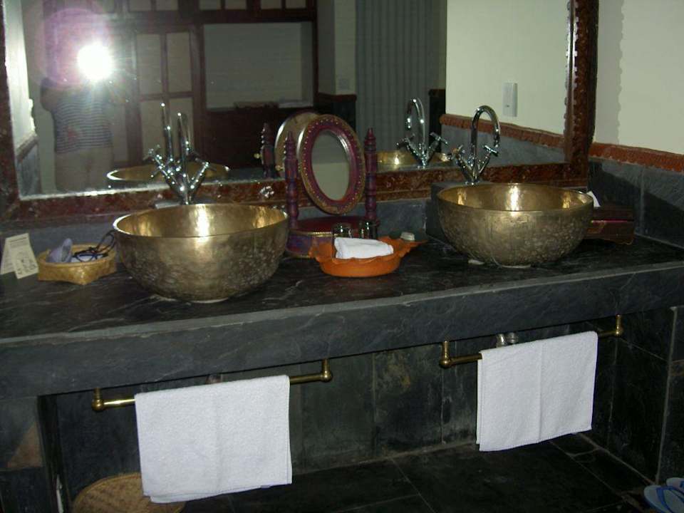 Bad im Zimmer 61 Dwarikas Hotel