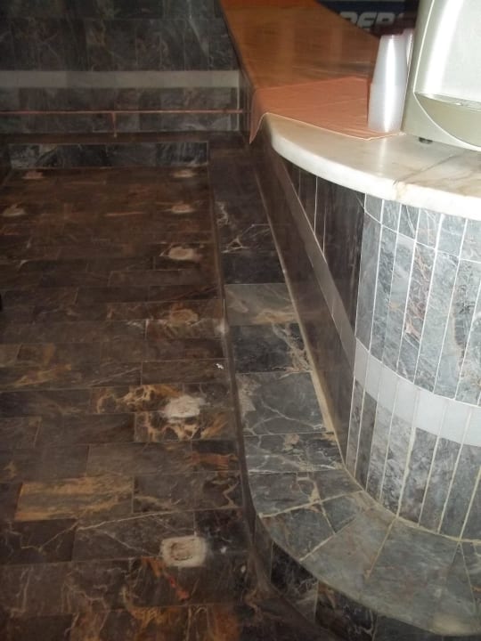 Barhocker wurde im Hochbetrieb geflext... Hotel Mari