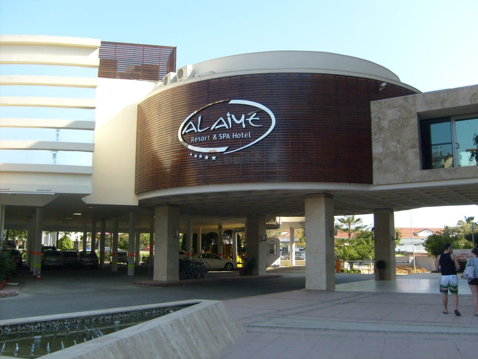 Einfahrt in das Hotel Alaiye Resort Alaiye Resort & Spa