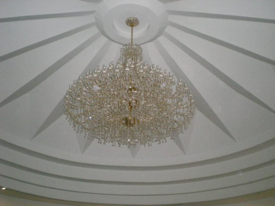 Der gigantische Kronleuchter überm Eingang Sunis Kumköy Beach Resort Hotel & Spa