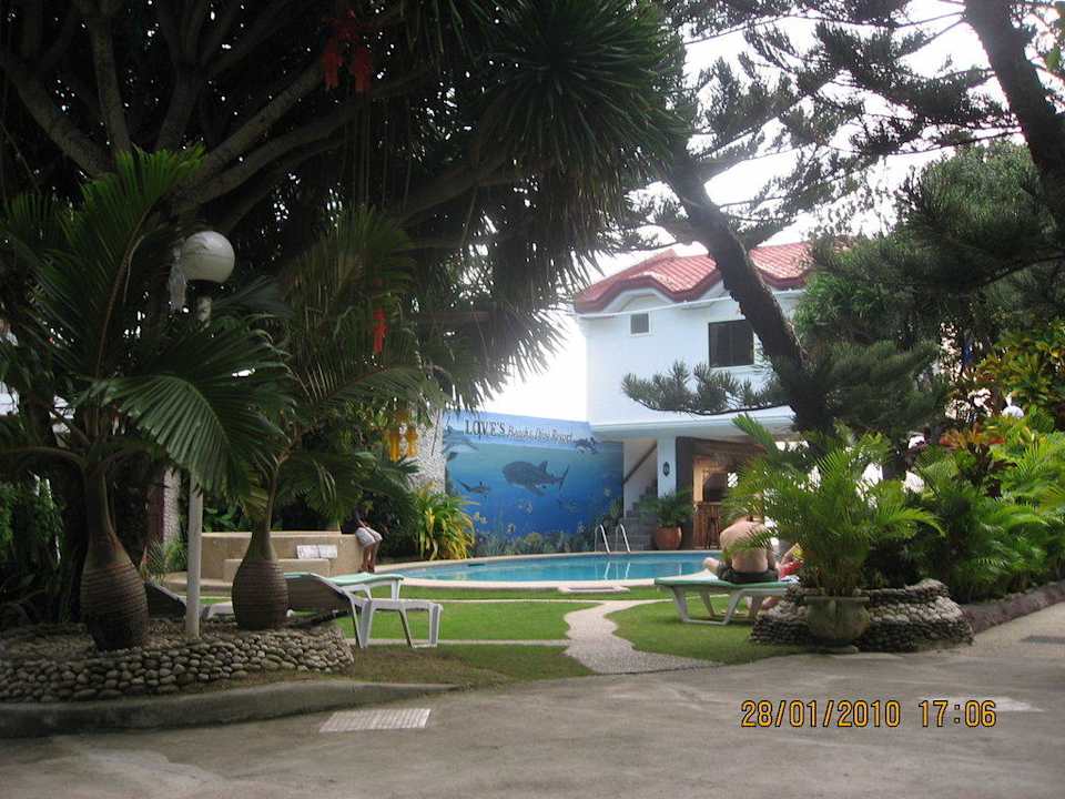 Blick auf Pool, dahinter das Meer Love's Lodge & Resort