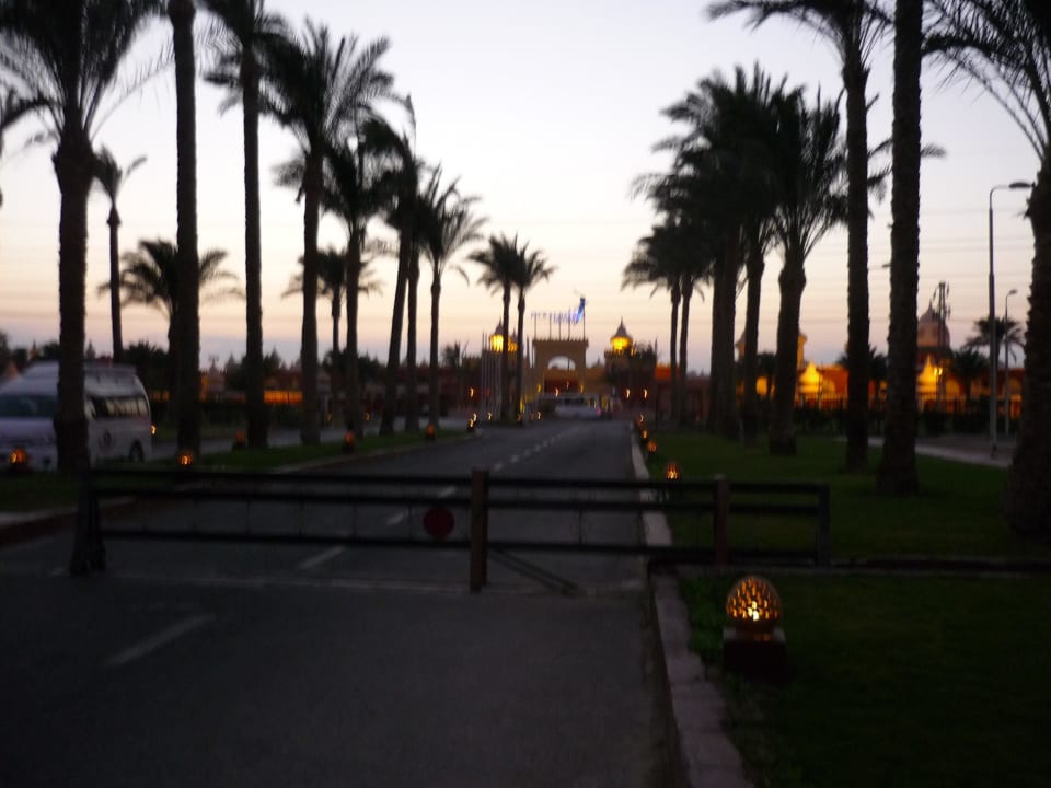Hotel-Zufahrt Pickalbatros Alf Leila Wa Leila Resort - Neverland Hurghada