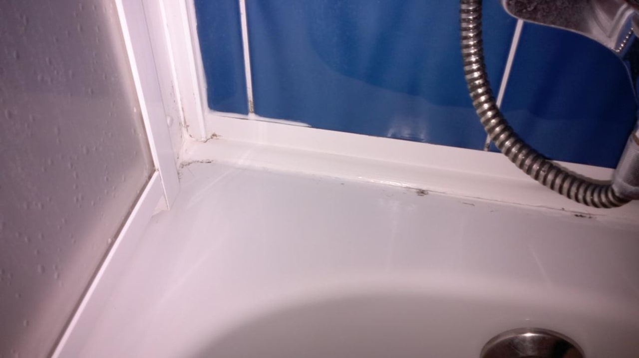 Schimmel an Badewanne VONRESORT Golden Coast