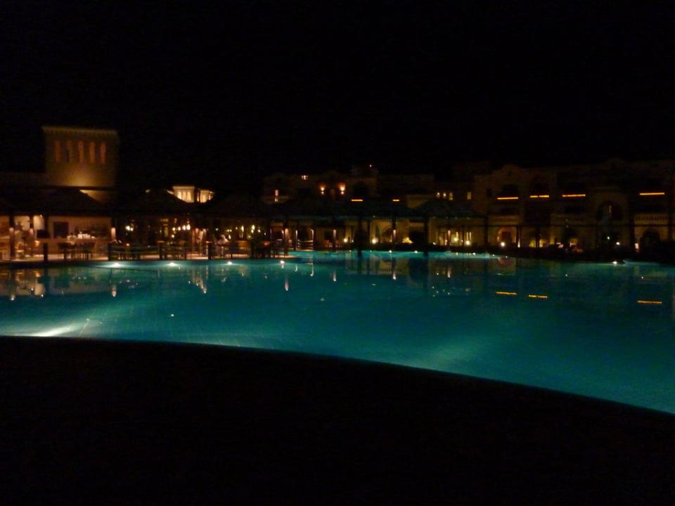 Pool bei Nacht Miramar Al Aqah Beach Resort