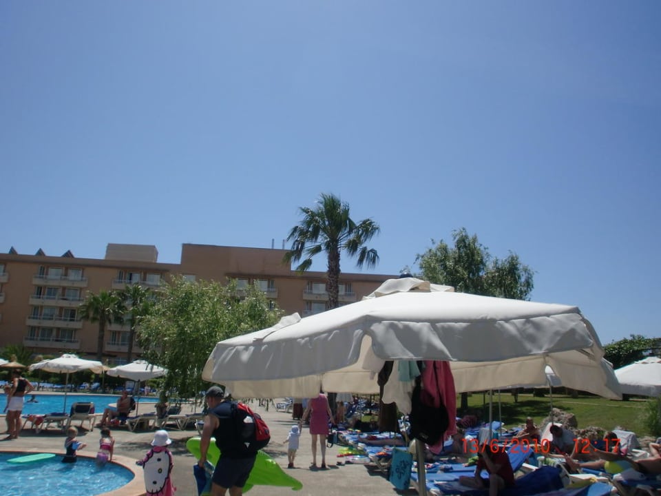 Von der Liege am Pool aus Garbí Cala Millor