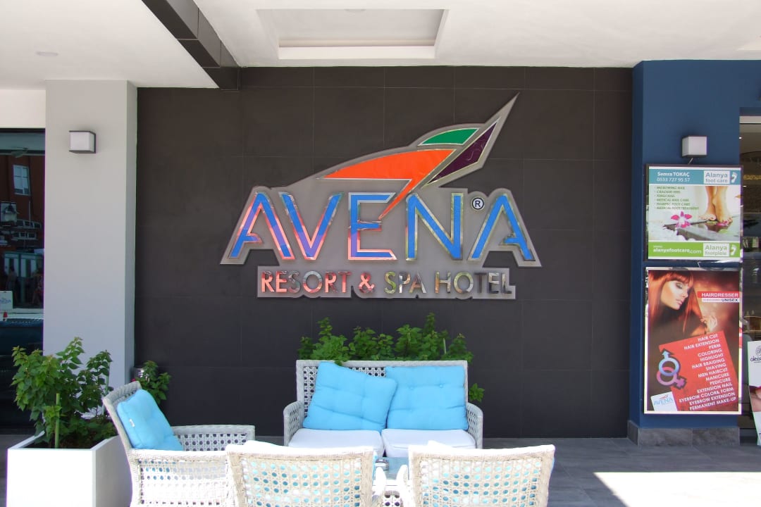 Rechts neben Eingang Avena Resort & Spa