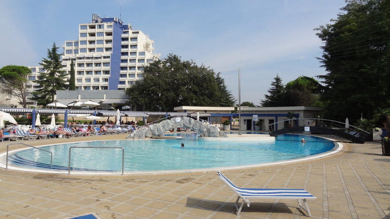 Blick über Pool zum Hotel Valamar Diamant Residence