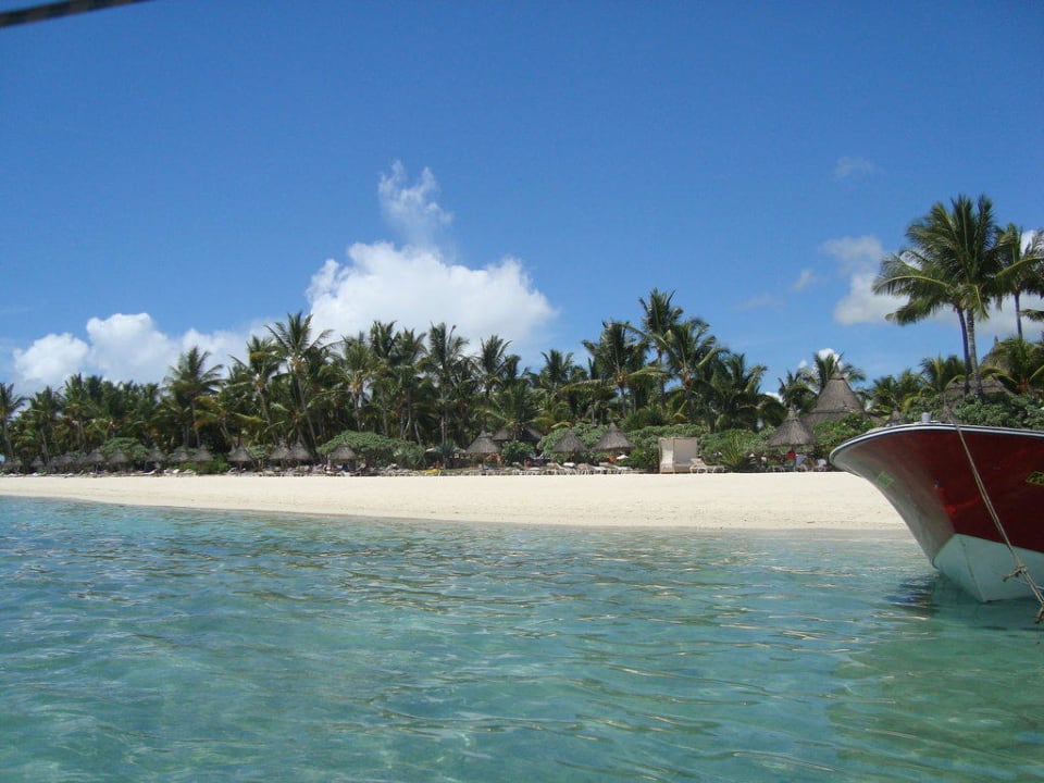 Sicht auf den Strand vom Meer La Pirogue Mauritius