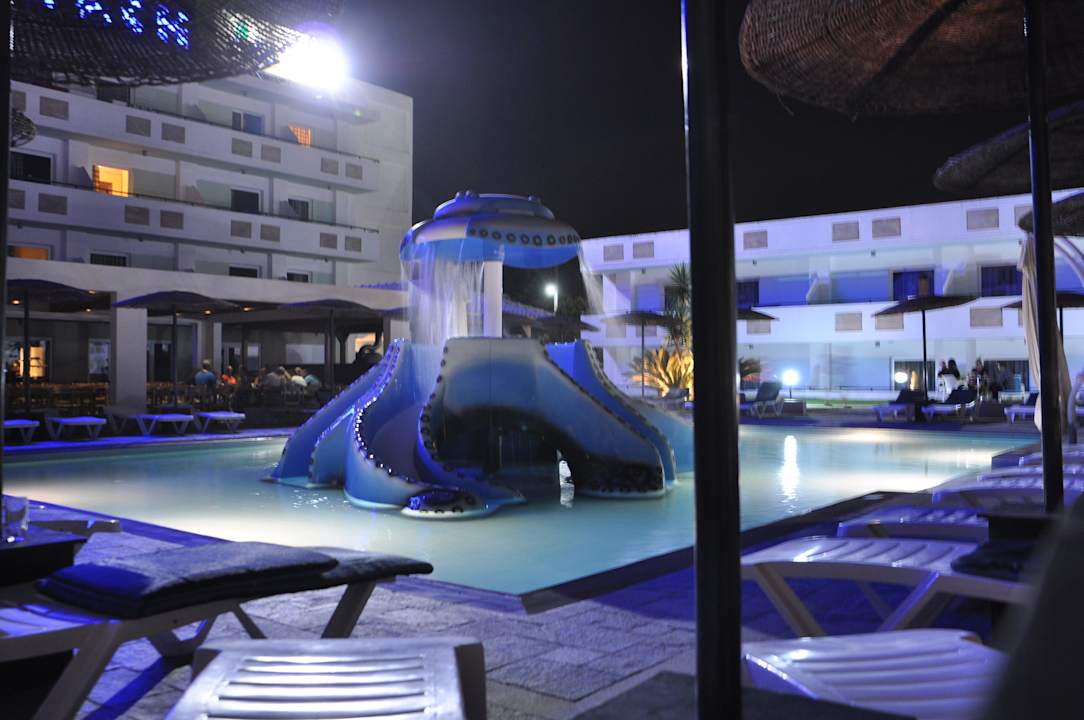 Bei Nacht Dodeca Sea Resort