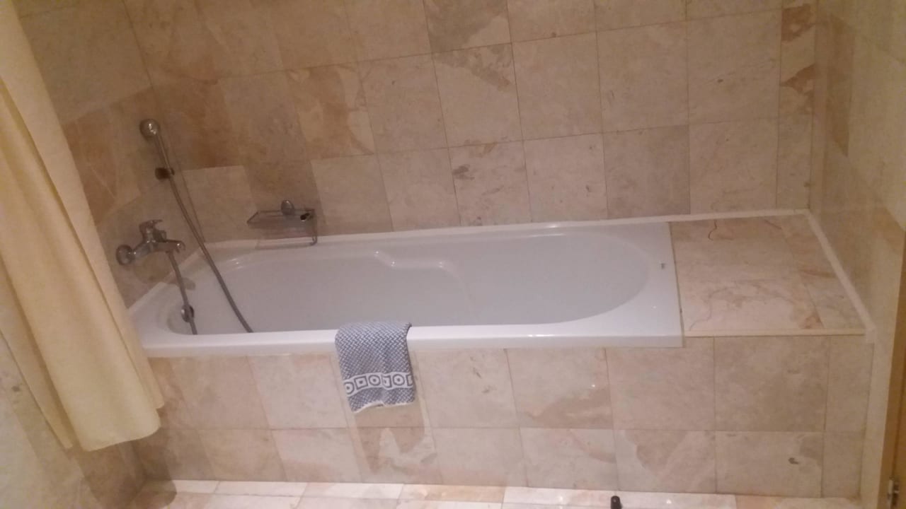 Blick ins Bad Hotel Kalithea Horizon Royal