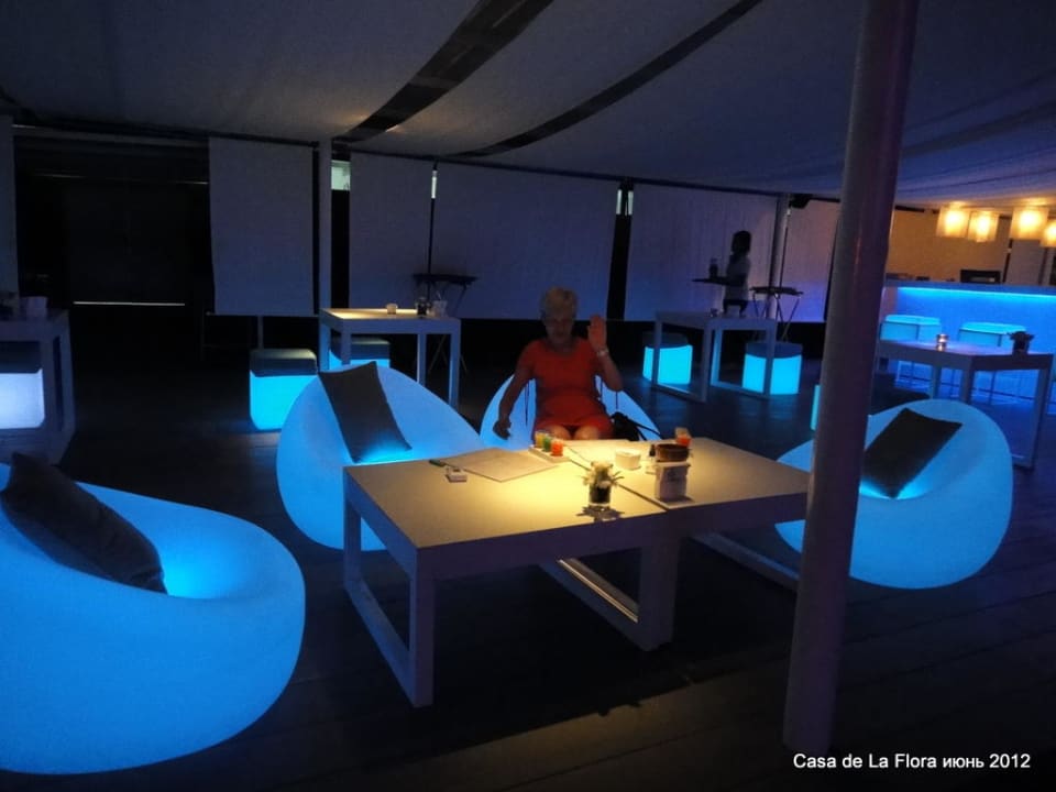 Светящиеся кресла в баре Casa de La Flora