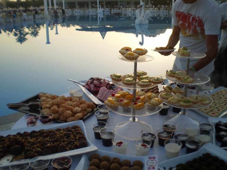 Leckereien am Pool VONRESORT Golden Coast