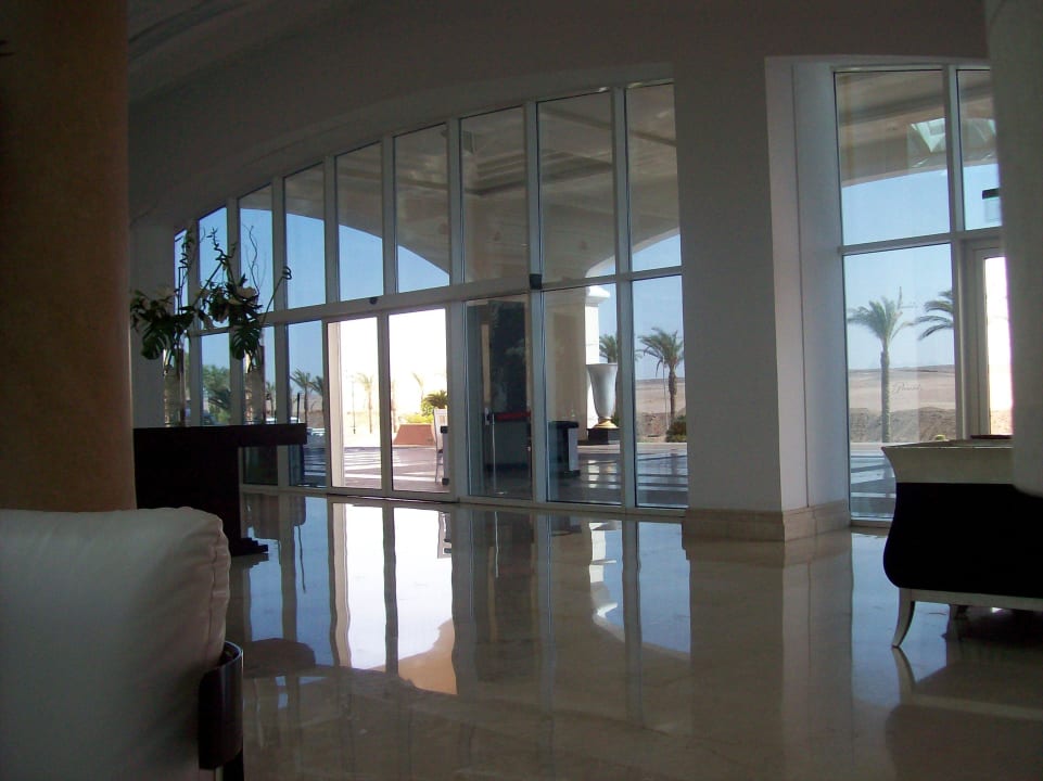 Der bewachte Hotelein- bzw. ausgang Premier Le Reve Hotel & Spa