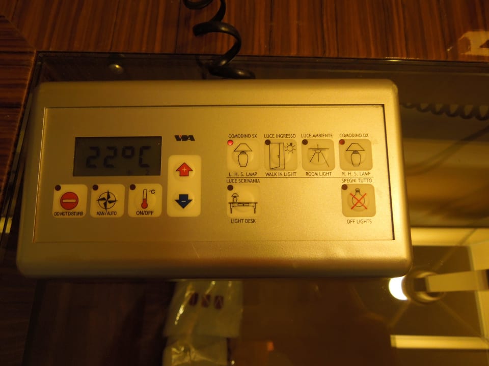 Fernbedienung am Bett für Klimaanlage und Lichter UNAHOTELS  Decò Roma