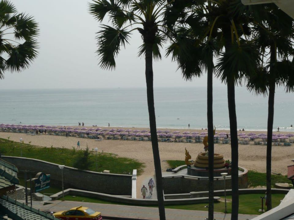 Ausblick vom Hotel zum Strand Woraburi Phuket Resort & Spa