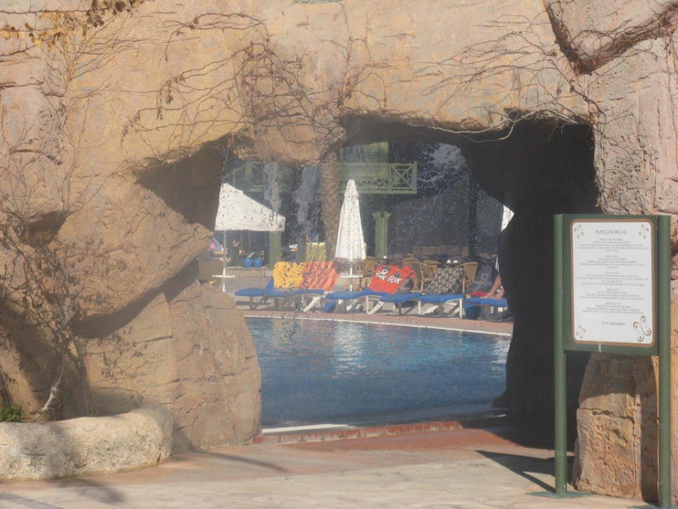 Blick durch den Felsen am Pool Papillon Belvil